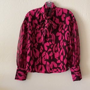 NWT WHO WHAT WEAR Size Small fuchsia and black Blouse